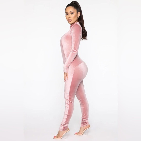 Velvet Jumpsuit
Long Sleeve
Mock Neck
Front Zipper
90% Polyester 10% Spandex - Picture 2 of 4